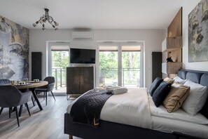 Studiosuite – design, 1 queensize-seng | Allergitestet sengetøy, strykejern/-brett, wi-fi (inkludert) og sengetøy