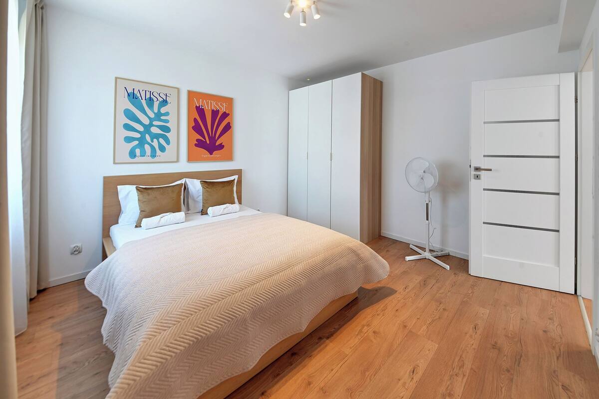 Apartment | Hypo-allergenic bedding, iron/ironing board, free WiFi, bed sheets