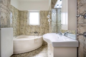 Kostenlose Toilettenartikel, Haartrockner, Handtücher