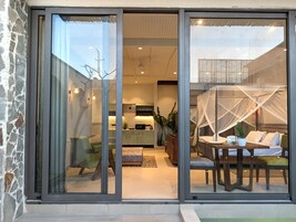 Studio Suite | Living area | Flat-screen TV, Netflix, Hulu, smart speakers