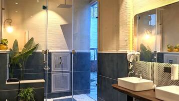 Suite Studio Présidentielle | Salle de bain | Baignoire et douche séparées, douche à « effet pluie »