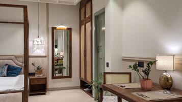 Ropa de cama de alta calidad, minibar y muebles diferentes