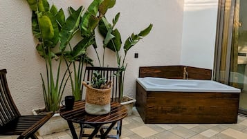 Deluxe Studio Suite, 1 King Bed | Bathroom | Separate bathtub and shower, rainfall showerhead, free toiletries