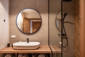 Douche, séchoir à cheveux, serviettes fournies, savon