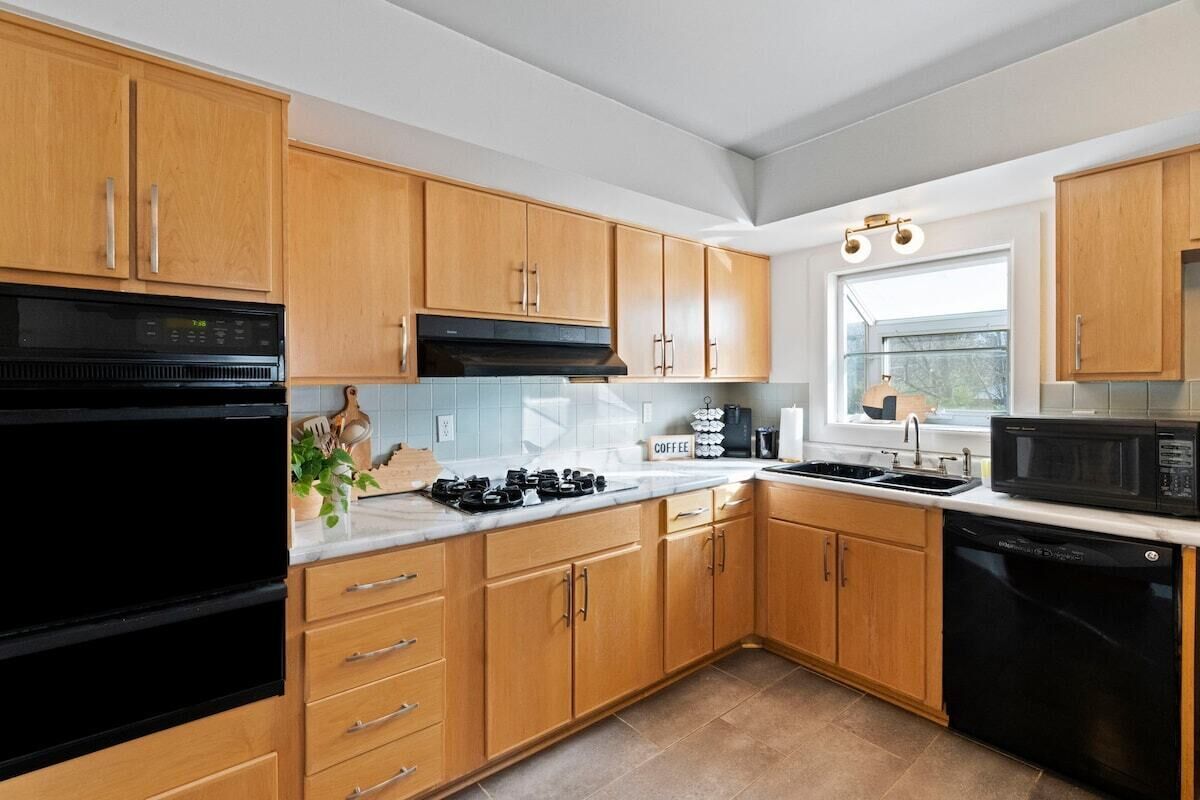 This house is a 3 bedroom(s), 2 bathrooms, located in Lexington, KY.