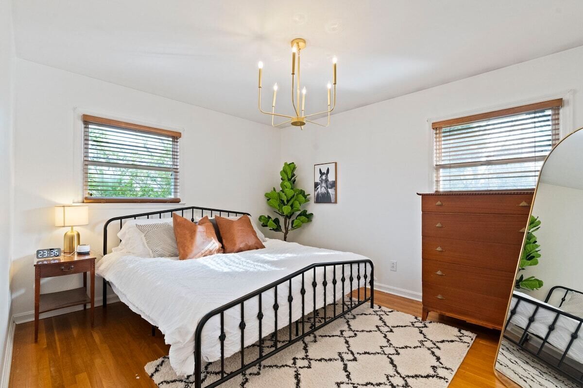 This house is a 3 bedroom(s), 2 bathrooms, located in Lexington, KY.