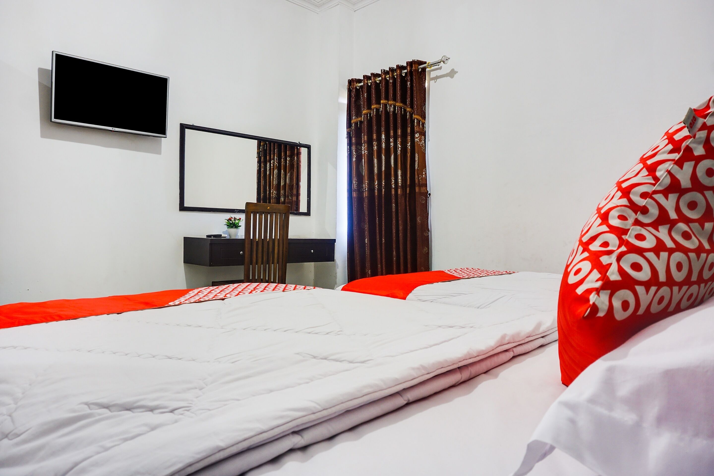 Desk, laptop workspace, free WiFi, bed sheets
