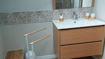 Douche, sĂšche-cheveux, serviettes fournies, savon