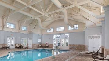 Alberca techada y alberca al aire libre