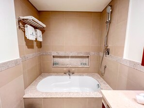 ลักซ์ชัวรี่อพาร์ทเมนท์ | ห้องน้ำ | ฝักบัวในอ่างอาบน้ำ, อ่างอาบน้ำแบบแช่ตัว, ของใช้ในห้องน้ำระดับพรีเมียม