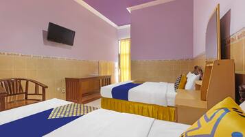 Kamar Triple Ekonomi | Ruang kerja ramah laptop dan seprai linen