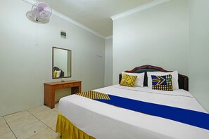 Espacio para trabajar con laptop y ropa de cama 