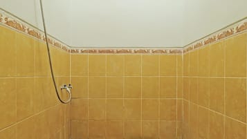 Shower, handuk, dan tisu toilet