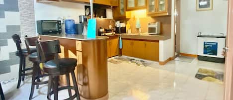 Fridge, oven, stovetop, electric kettle