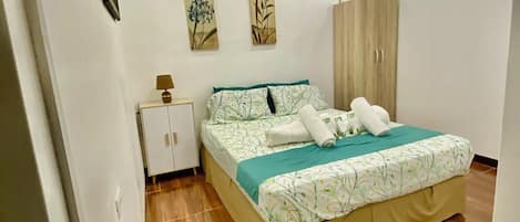 3 bedrooms, iron/ironing board, Internet, bed sheets
