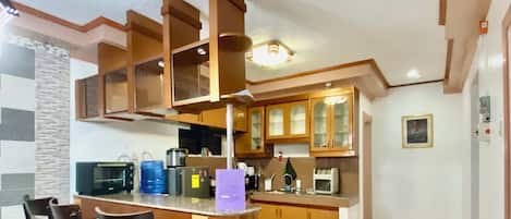 Refrigerador, horno, parrilla de estufa y tetera eléctrica