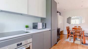 Basic House, Multiple Beds | Private kitchen | Fridge, microwave, oven, stovetop