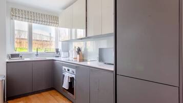 Basic House, Multiple Beds | Private kitchen | Fridge, microwave, oven, stovetop