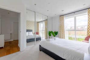 Rumah Basic, Beberapa Tempat Tidur | 3 kamar tidur, setrika/meja setrika, dan seprai linen