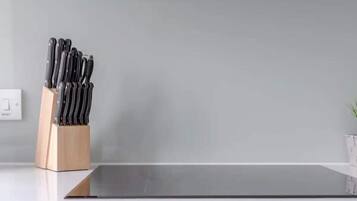 Basic House, Multiple Beds | Private kitchen | Fridge, microwave, oven, stovetop