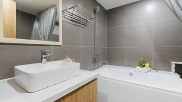 Artículos de tocador gratuitos, secador de pelo, pantuflas