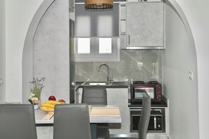 Full-sized fridge, microwave, oven, electric kettle - Serenite 2 Bd Santorini Getaway with Sea View (Santorini)