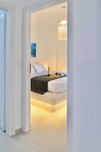 Serenite 2 Bd Santorini Getaway with Sea View