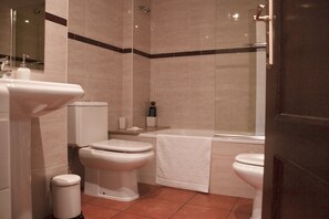 Hair dryer, bidet, towels, soap - Cau d'Àneu. Duplex, located on the main street of the town. (Esterri d'Àneu)