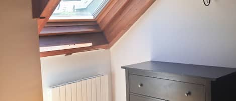 2 habitaciones, escritorio y tabla de planchar con plancha