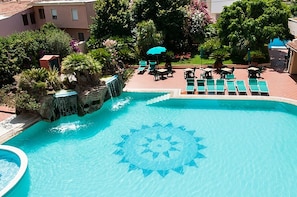 Piscine extérieure en saison