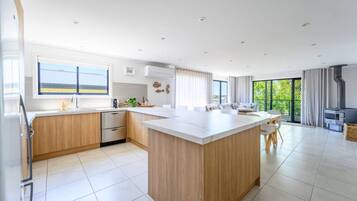 House | 3 bedrooms, desk