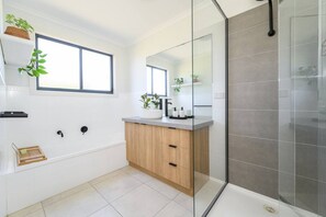 House | 3 bedrooms, desk