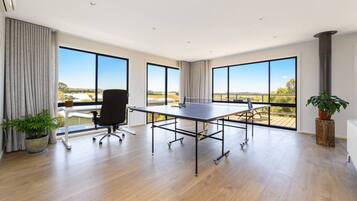 House | 3 bedrooms, desk