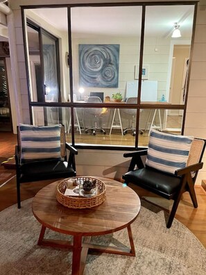 House | 3 bedrooms, desk