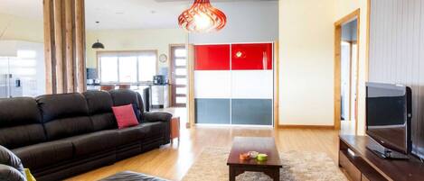 House, Accessible | 5 bedrooms, desk