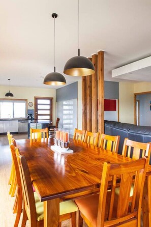 House, Accessible | Meja 