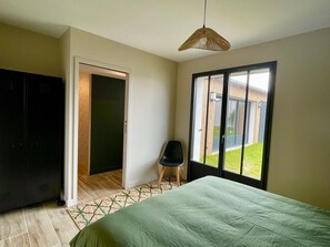 4 bedrooms, internet, bed sheets