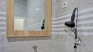 Kamar Double Deluks | Kamar mandi | Shower, handuk,  dan tisu toilet