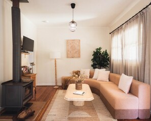 TV, fireplace, DVD player, stereo - The Cottage @ The Acres of Tooborac (Tooborac)