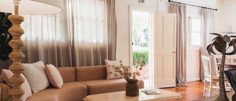 Télévision, cheminée, lecteur de DVD, chaßne hi-fi