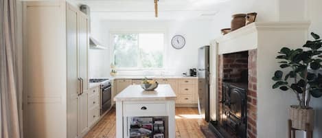 冷蔵庫、電子レンジ、オーブン、コンロ