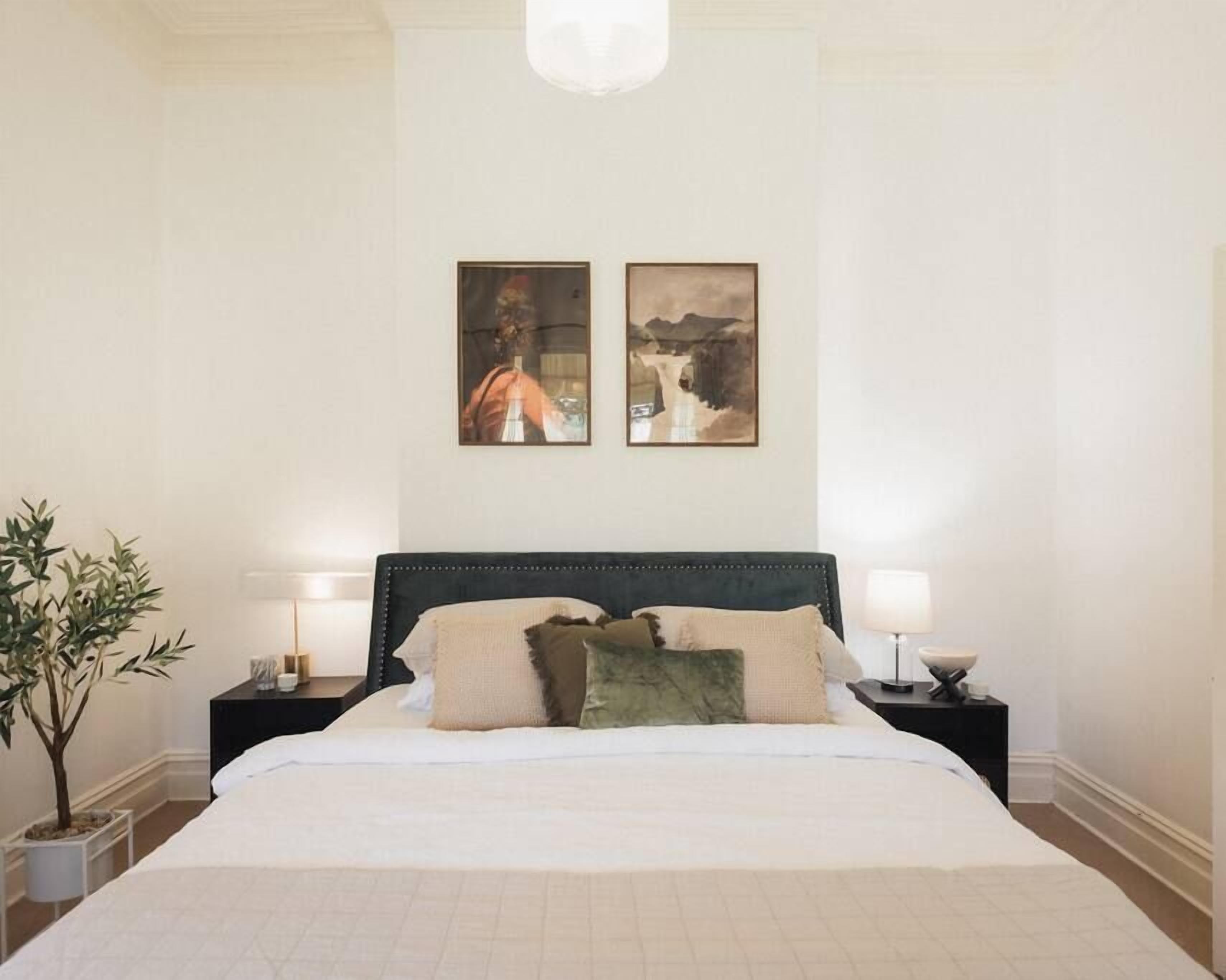 3 عدّة غرف نوم ومكواة/لوح كي وواي فاي وملاءات أسرّة