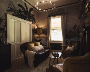 Televisión, chimenea y estéreo 