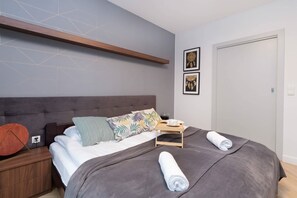2 bedrooms, iron/ironing board, travel cot, WiFi