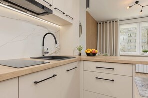 Fridge, microwave, oven, stovetop