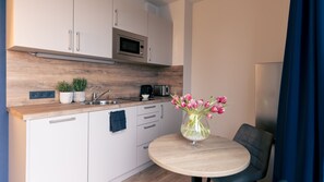 Spree Apartment | Bếp riêng | Tủ lạnh, lò vi sóng, bếp nấu, máy rửa bát 