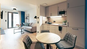 City Apartment | Private kitchen | Full-size fridge, microwave, stovetop, dishwasher - SpreeBlau Apartments (Berlin)