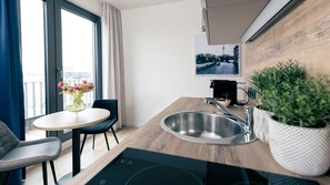 Spree Apartment | Private kitchen | Full-sized fridge, microwave, stovetop, dishwasher - SpreeBlau Apartments (Berlin)