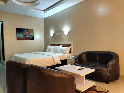 Steffan Hotel and Suites