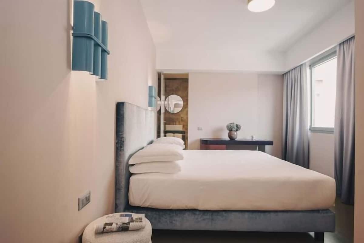 Allergivenligt sengetøj, dundyner, minibar, pengeskab på værelset